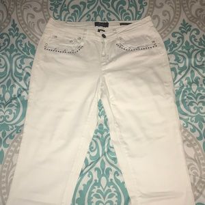 White jeans with design pockets